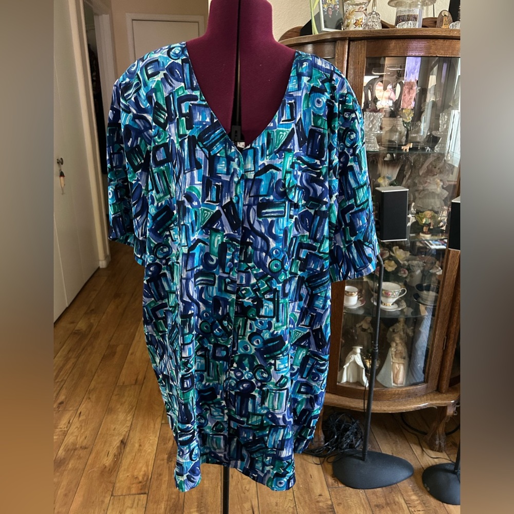 Christie & Jill Short Sleeve Top. Fabric Covered Buttons Down The Front Half Way